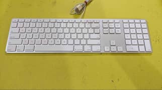 APPLE WIRED KEYBOARD IN 10/10 CONDITION