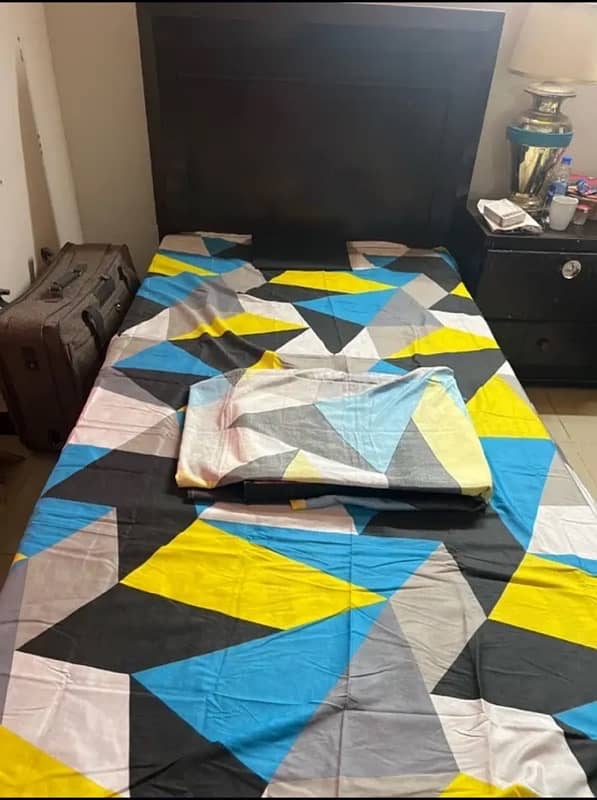 2 single beds with side tables with mattress 0
