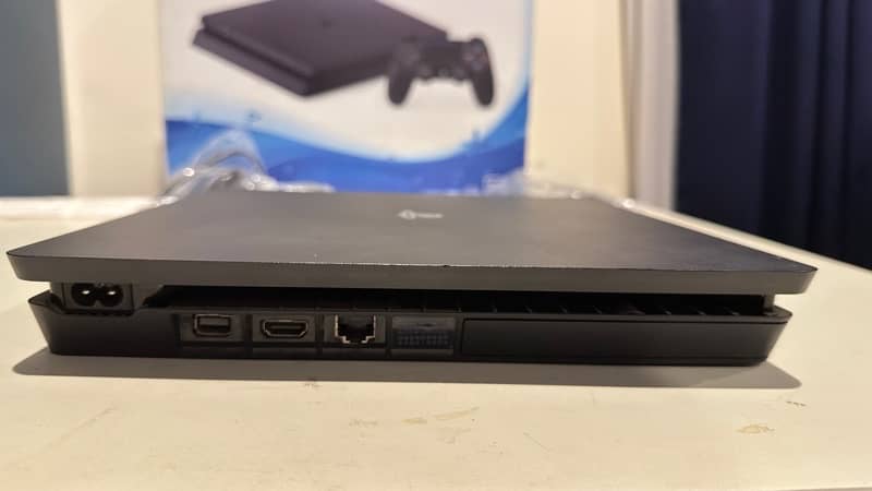 PlayStation 4 Slim 8