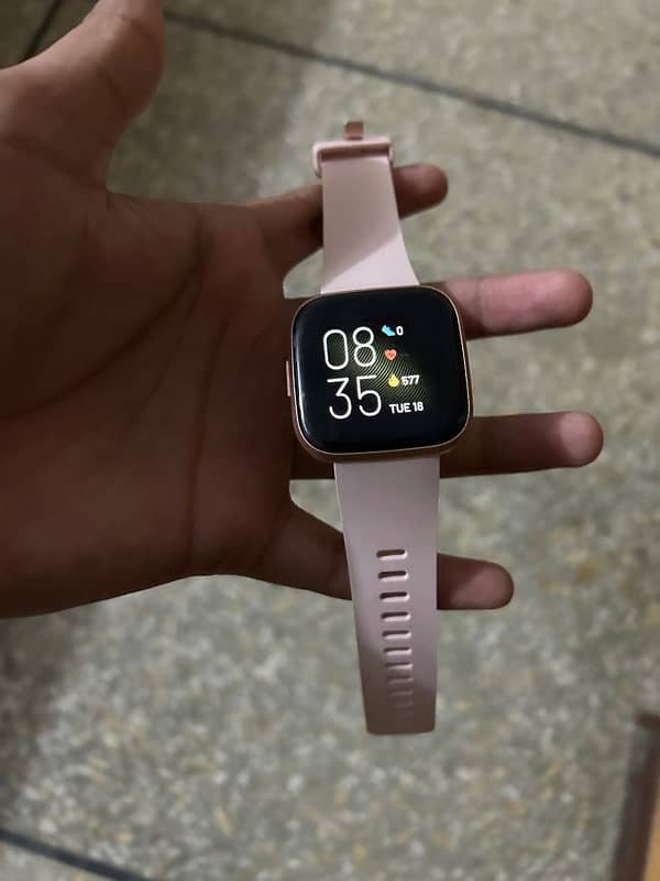 Fit bit Active versa 2 10/10 only watch and charger 0