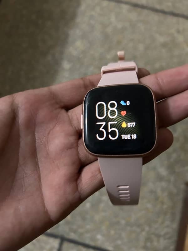 Fit bit Active versa 2 10/10 only watch and charger 1