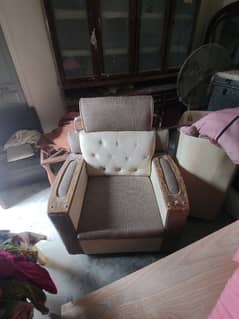 sofa ka foam bilkul ok ha bs poshish hona wali ha