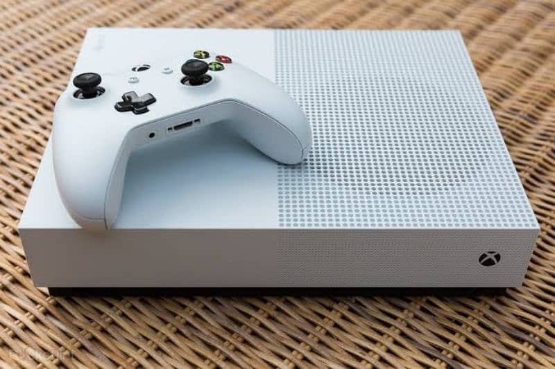 Xbox One S 1TB with two original controller 0