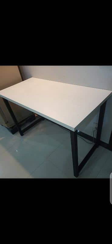 Table good condition 3