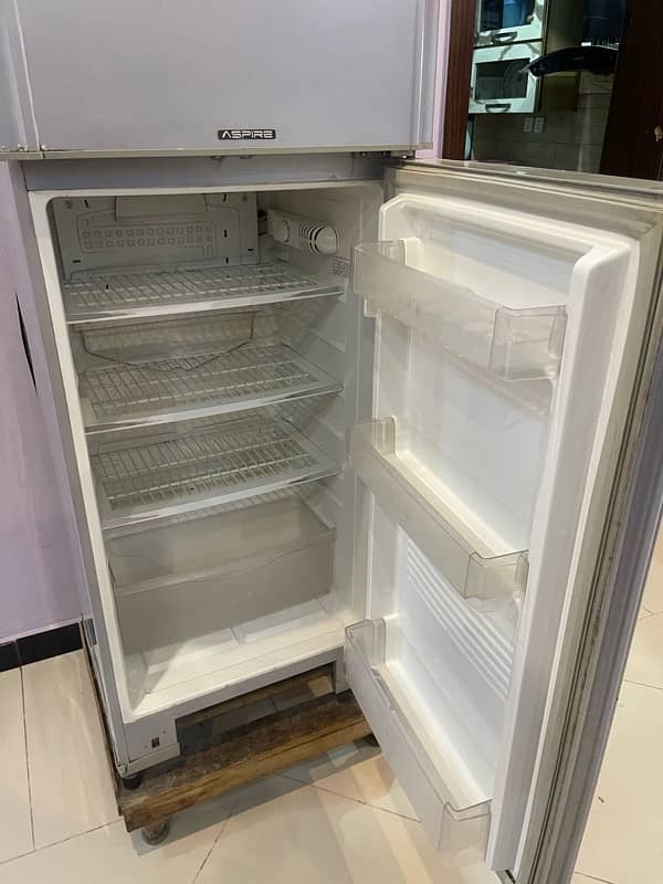 PEL, aspire big size fridge in mint condition working 100% 7