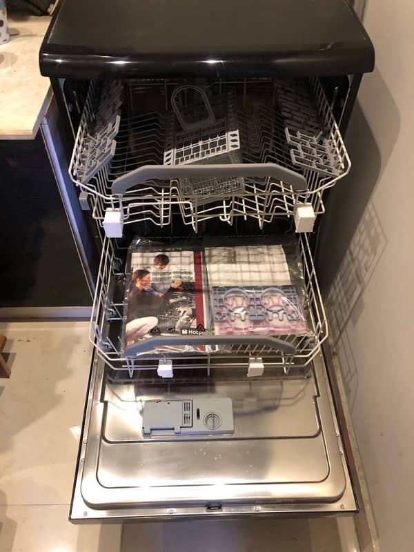 Hotpoint Dishwasher 4