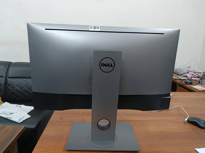 27 inches 4k  Dell display 1