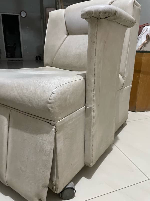 leather sofa set perfect condition in 6k 2