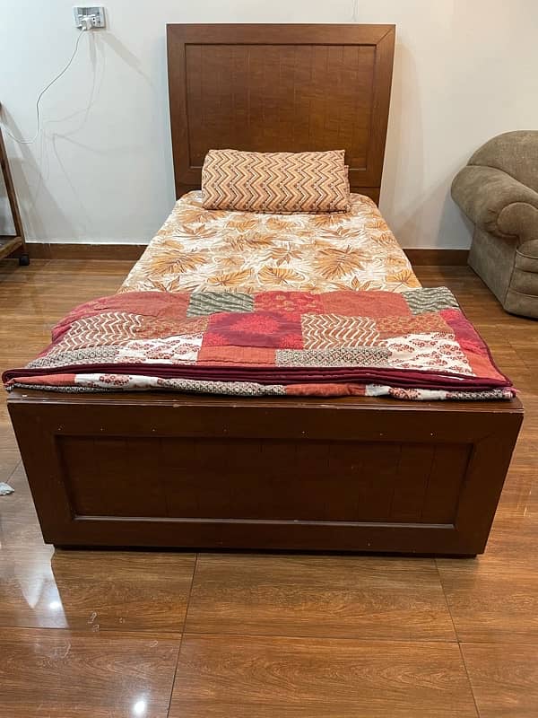 Two single beds with one side table 0