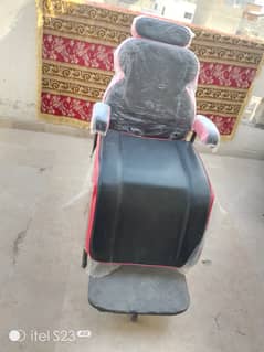 Adjustable saloon chair