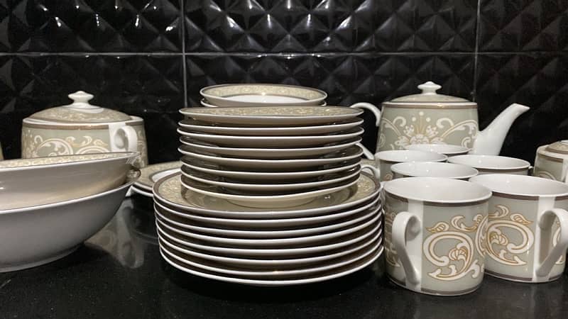 dinner set for 8 servings + tea set 1