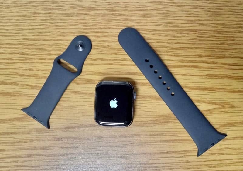 Apple Watch Series 5 100% Battery Health 44mm Original Sports Band 0