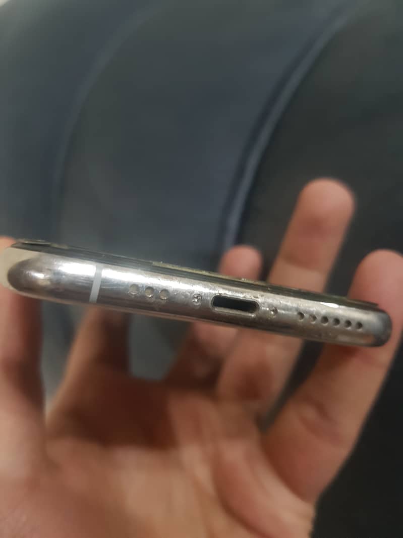 Apple iPhone XS 4