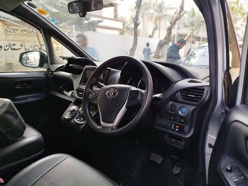 Toyota Noah 2014 1