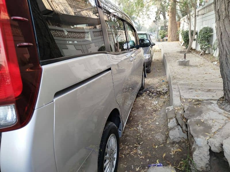 Toyota Noah 2014 2