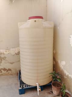 Water tank with pallet - damaged