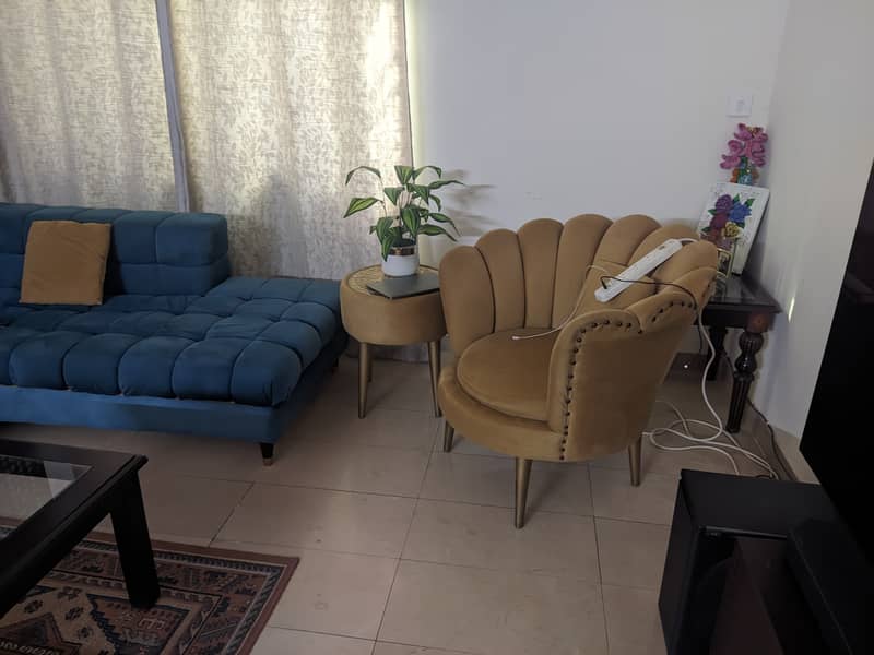 L shaped sofa with 2 seats with side table 1