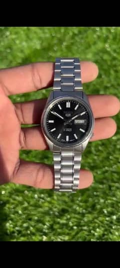 Seiko 5 in mint condition black/white dial both available