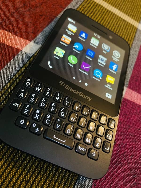 Blackberry Q5 9