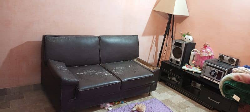 2 seater sofa sirf 1