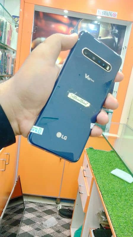 LG V60 THINQ 1