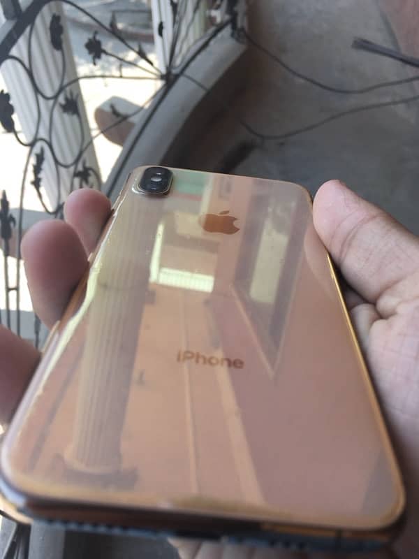 iPhone xs golden colour 1