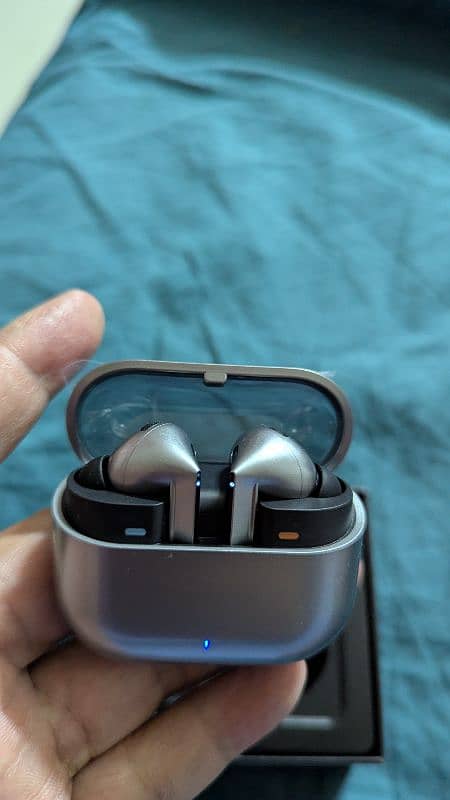 Buds 3 Pro 1