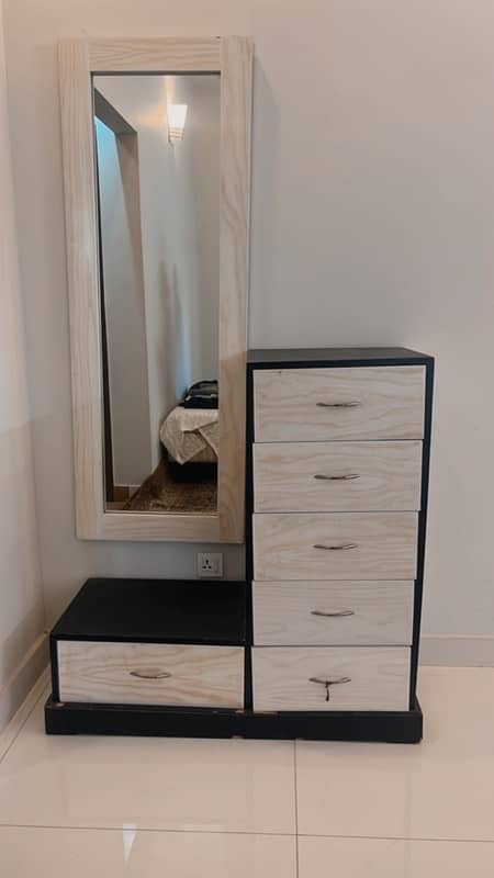 Modern Wooden Dressing Table with Mirror for Sale 0