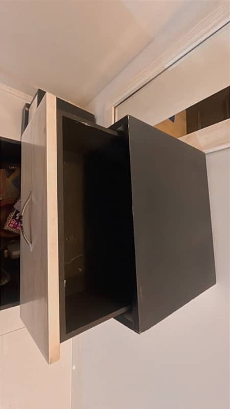 Modern Wooden Dressing Table with Mirror for Sale 3