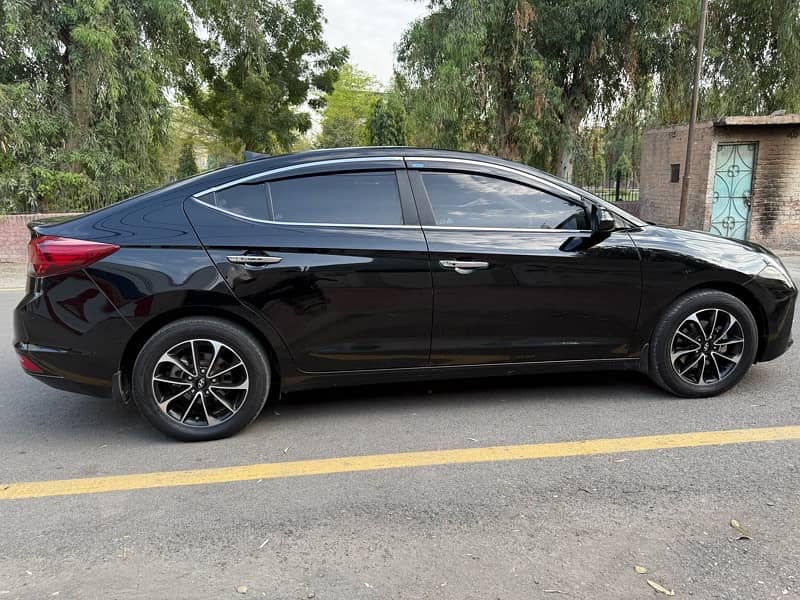 Hyundai Elantra 2022 8