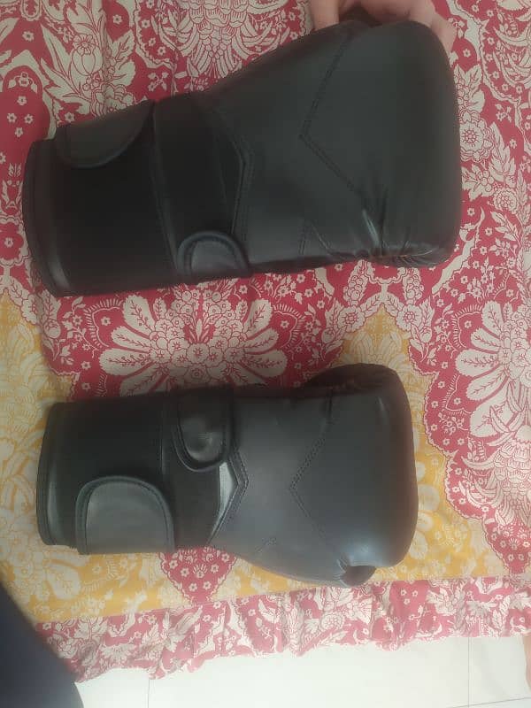 boxing bag with boxing gloves 3