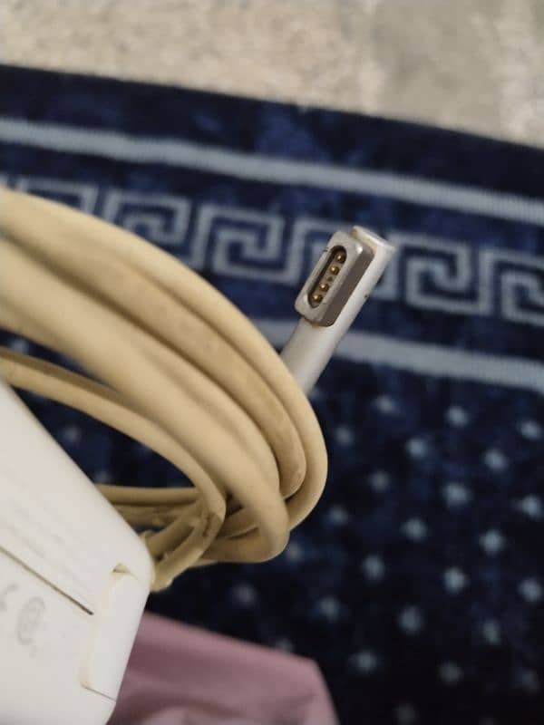 Apple MacBook pro 60W magsafe power adapter 1
