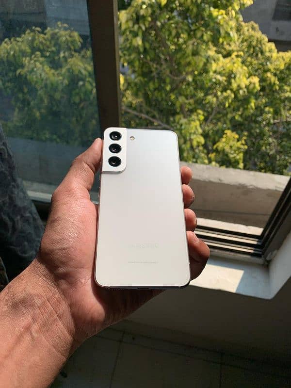 Samsung s22 10/10 condition water pack pearl white Non. PTA 0