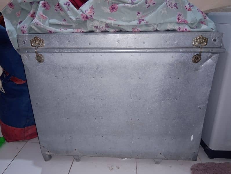 steel trunk / steel peti 1