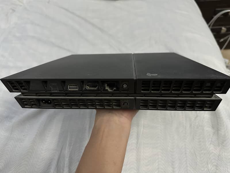 SONY PLAYSTATION 4 AND CONTROLLER 3