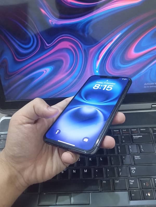 256 GB iPhone 11 Pro Max Non no scratch body no problem No PTA 4