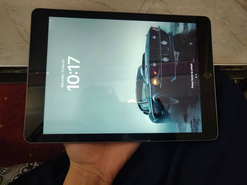 iPad 5 gen 10 10 condition 32 gb with box 0