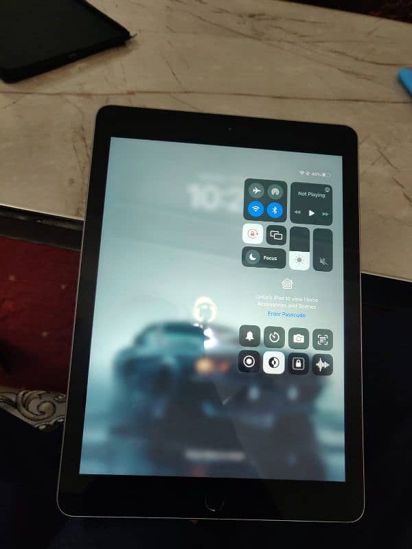 iPad 5 gen 10 10 condition 32 gb with box 1