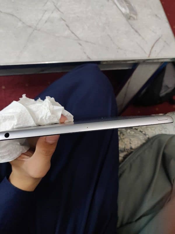 iPad 5 gen 10 10 condition 32 gb with box 2