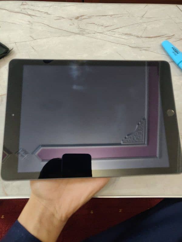 iPad 5 gen 10 10 condition 32 gb with box 4