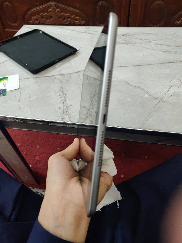 iPad 5 gen 10 10 condition 32 gb with box 5