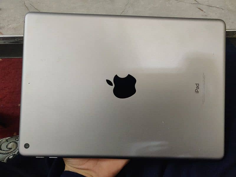 iPad 5 gen 10 10 condition 32 gb with box 7