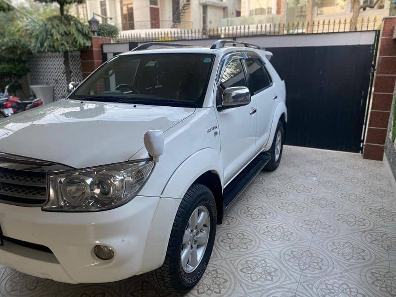 Toyota Fortuner V 2010 1