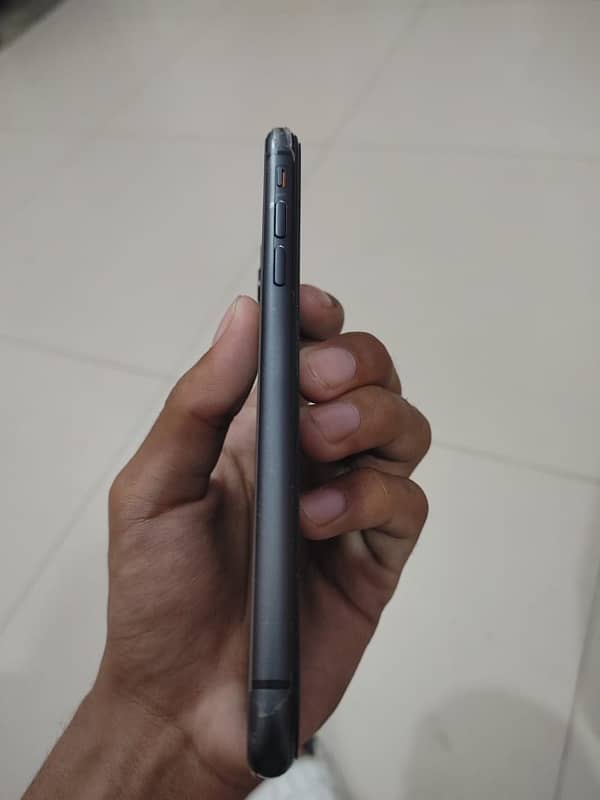 Iphone 11 in great condition . . Grab it at perfect price. 3