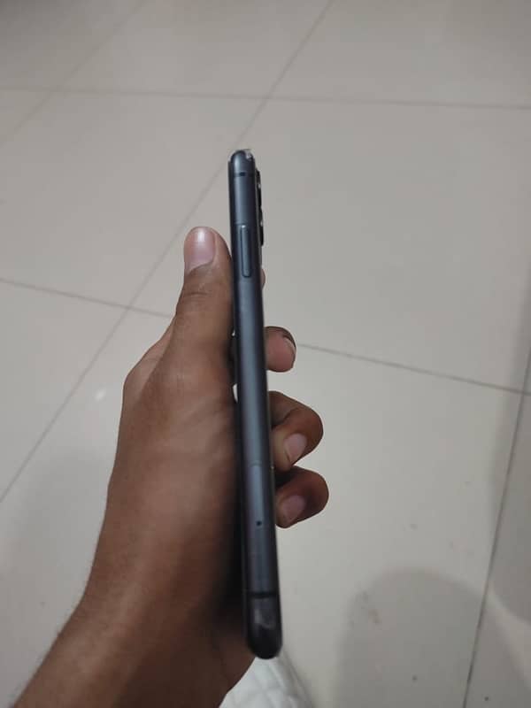 Iphone 11 in great condition . . Grab it at perfect price. 4