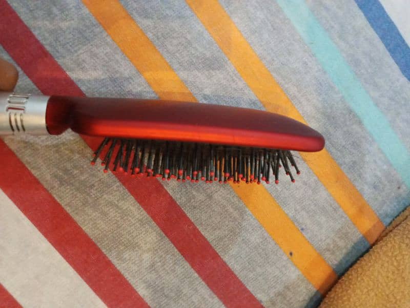 Maximum hair brush. 2