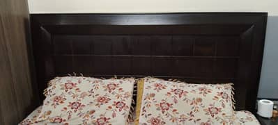 Double bed with 1 side table