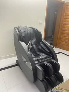 Zero-Noir Massage chair.