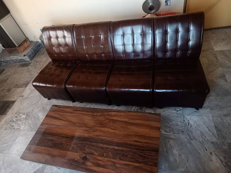 4 sofas and 1 table 0