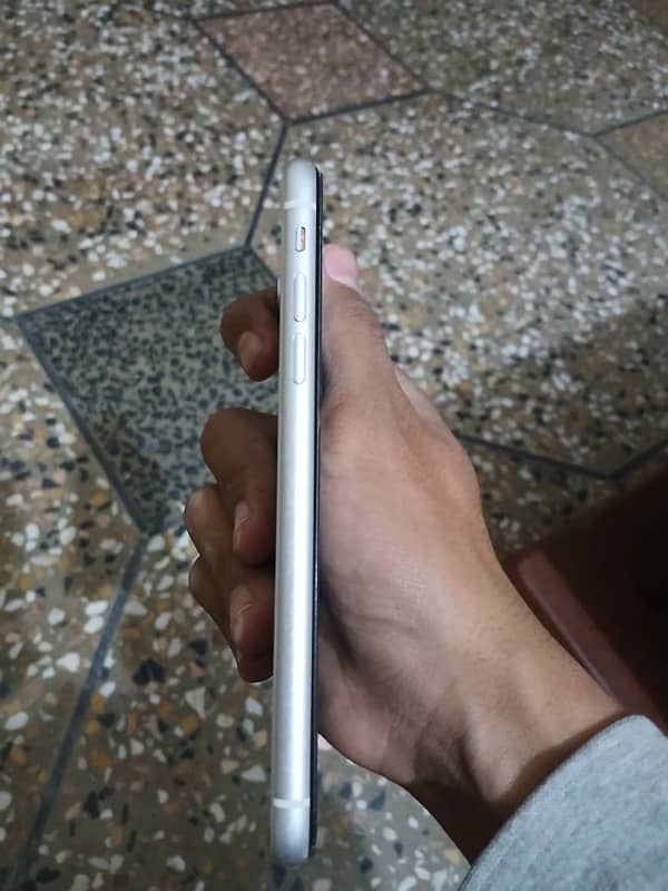 IPHONE XR. 2